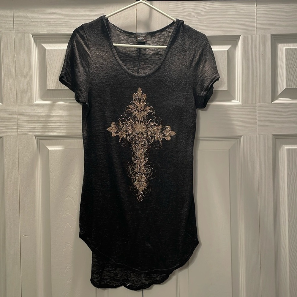Women’s short sleeve DayTrip shirt. Front has embellishments on it. Super soft.